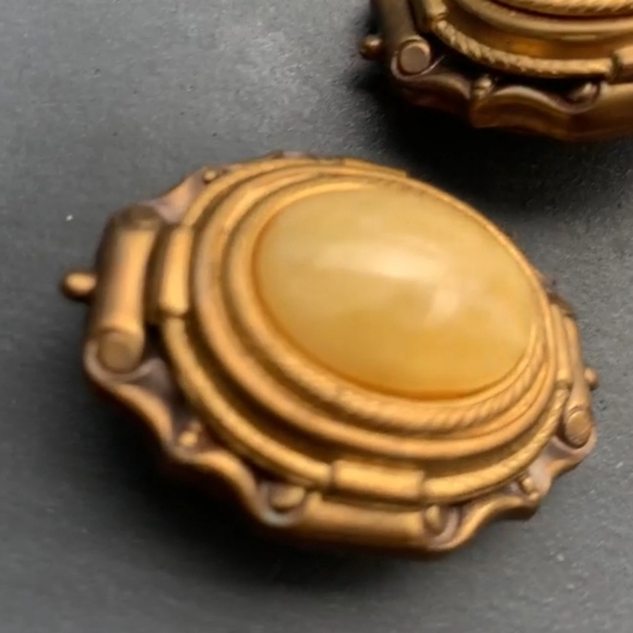 VINTAGE Gold Tone 70's Clip On Earrings - Picture 2 of 7